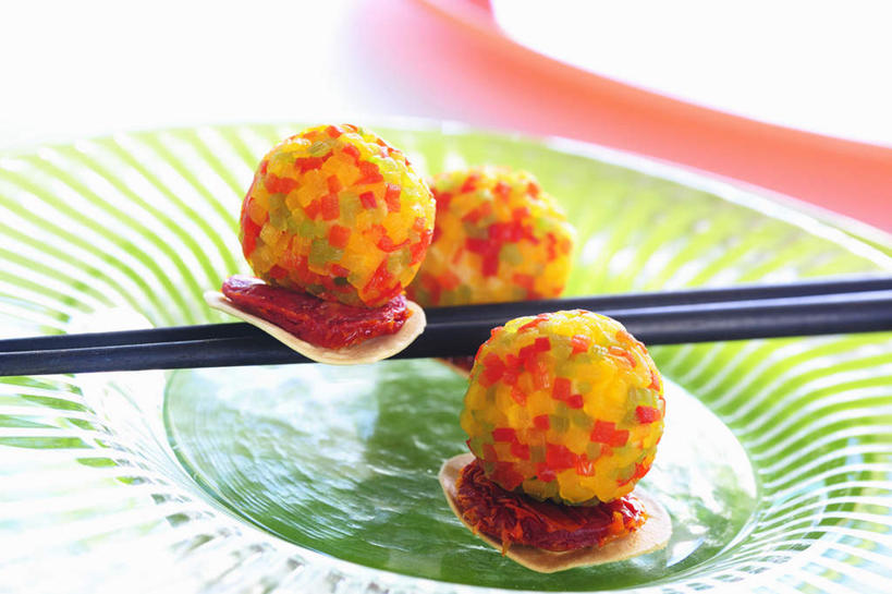 无人,横图,俯视,室内,特写,白天,烹饪,西餐,餐桌,筷子,桌子,蔬菜,餐具,一双,阴影,新鲜,反射,碟子,盘,影子,豆类,料理,食品,丸子,文化,传统,菜肴,美食,食物,排列,三个,盘子,碟,西式,佳肴,有机食品,绿色食品,餐台,礼节,礼仪,鹰嘴豆,回鹘豆,桃豆,鸡豆,诺胡提,摆列,进餐用具,彩图,高角度拍摄,布列,分列