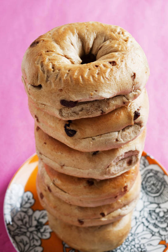 点心,面包,无人,竖图,俯视,室内,特写,白天,餐桌,桌子,葡萄,餐具,一排,许多,阴影,粉色背景,整齐,反射,碟子,盘,影子,食品,面点,很多,食物,糕点,排列,一个,盘子,碟,葡萄干,摄影,影棚,单个,餐台,堆,队列,百吉饼,乌珠木,贝果面包,山葫芦,蒲桃,草龙珠,彩图,高角度拍摄,影棚拍摄,拍摄,肉桂面包,肉桂面包卷