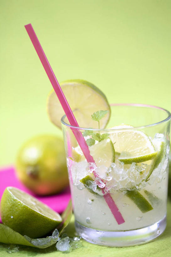 无人,竖图,俯视,室内,特写,白天,餐桌,桌子,杯子,水果,一根,切开,绿色背景,阴影,新鲜,反射,影子,塑料,冰,生食,冰块,食品,果实,酒类,一杯,文化,冷冻,玻璃制品,酒,食物,饮料,一个,水杯,塑料制品,吸管,鸡尾酒,切,寒冷,调酒,摄影,有机食品,绿色食品,影棚,冷藏,单个,餐台,冰冷,创造,空心,剖面,想象,切面,酸橙,饮管,保鲜,代代,盖比丽娜鸡尾酒,玻璃杯,橙子,橙,彩图,高角度拍摄,影棚拍摄,拍摄,圆柱状