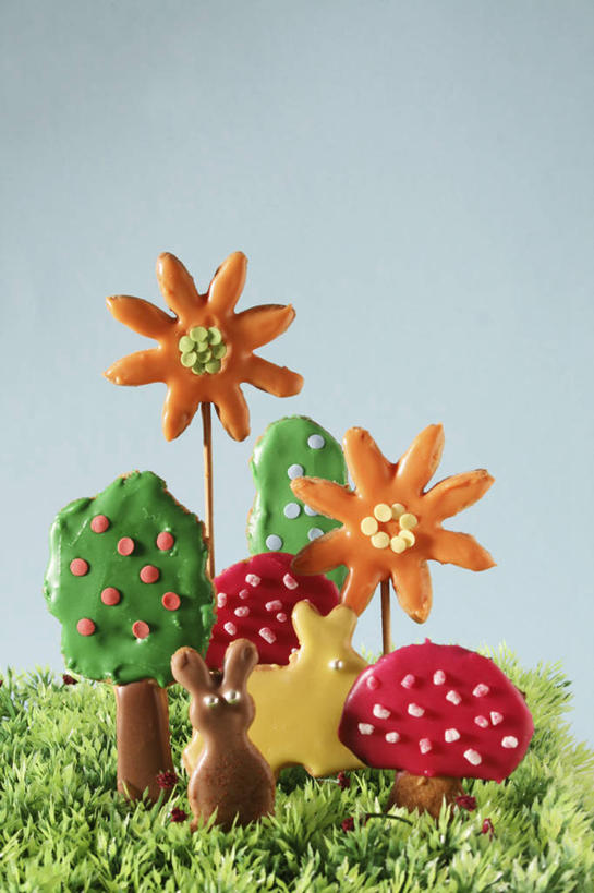 点心,无人,竖图,俯视,室内,特写,白天,草地,草坪,植物,哺乳动物,复活节,阴影,蓝色背景,节日,庆祝,盛开,反射,兔子,影子,菌菇,蘑菇,食品,甜点,菌类,花蕾,文化,草,花,花瓣,花朵,鲜花,树,树木,食物,糕点,绿色,自然,动物,饼干,甜食,零食,花苞,花蕊,庆典,食用菌,摄影,影棚,生长,成长,纪念,兔,装饰饼干,彩图,高角度拍摄,影棚拍摄,拍摄