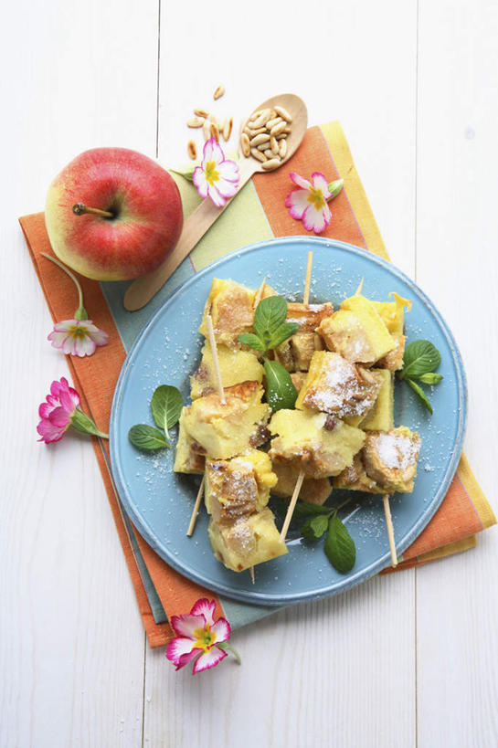 无人,竖图,俯视,室内,特写,白天,白色背景,烹饪,烧烤,西餐,苹果,葡萄,餐具,水果,阴影,新鲜,反射,碟子,盘,影子,肉,生食,料理,食品,果实,烤架,烤肉,松子,松子仁,菜肴,美食,肉类,食物,蓝色,盘子,餐巾,碟,铁架,葡萄干,西式,摄影,佳肴,有机食品,绿色食品,影棚,松仁,肉食,松籽仁,乌珠木,保洁方巾,口布,山葫芦,蒲桃,草龙珠,彩图,高角度拍摄,影棚拍摄,拍摄