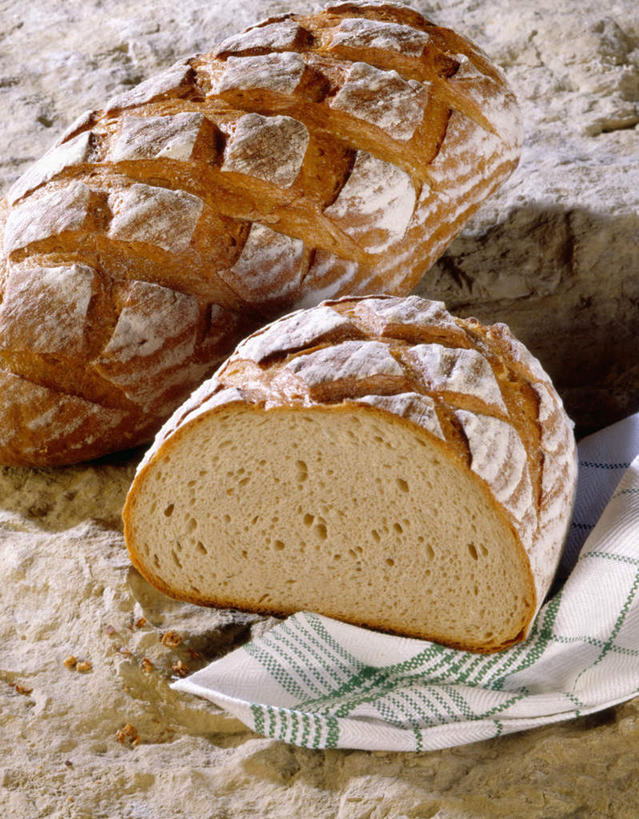 点心,面包,无人,竖图,俯视,室内,特写,白天,桌面,桌子,阴影,反射,木制,包装,包装纸,影子,纸,食品,面点,纸张,食物,糕点,木制品,包装材料,牛皮纸,彩图,高角度拍摄