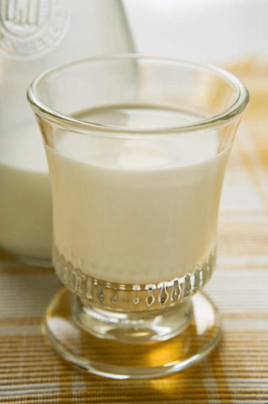 牛奶,无人,竖图,俯视,室内,特写,白天,餐桌,桌子,杯子,阴影,朦胧,模糊,反射,壶,影子,饮品,一杯,营养,玻璃制品,水壶,饮料,茶壶,容器,水杯,摄影,影棚,餐台,乳制品,奶,牛乳,安神,玻璃杯,彩图,高角度拍摄,影棚拍摄,拍摄