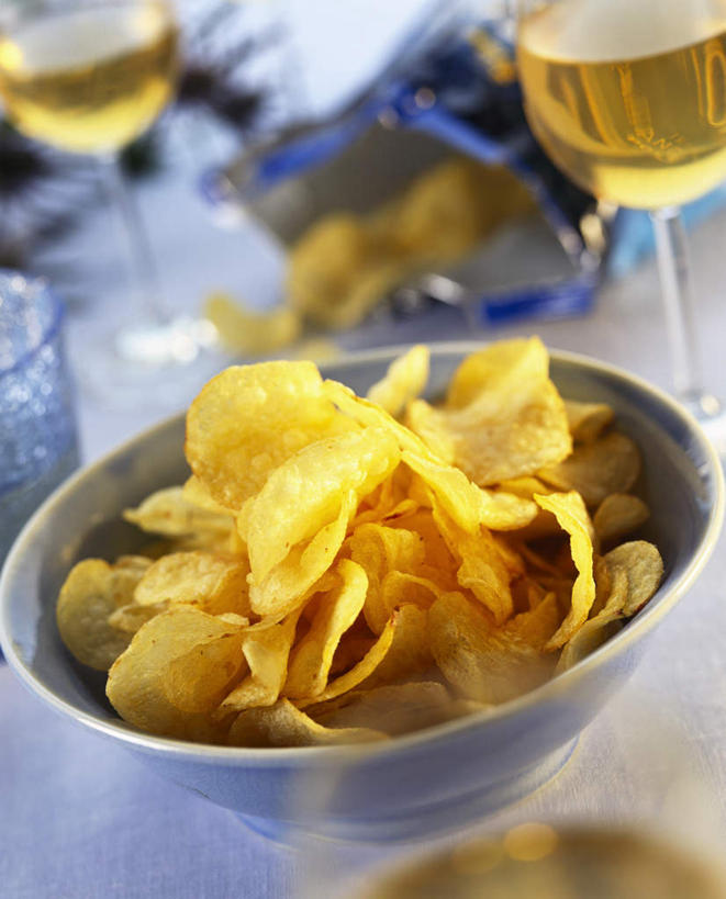 点心,红酒,葡萄酒,无人,竖图,俯视,室内,特写,白天,餐桌,桌子,杯子,一堆,许多,阴影,堆叠,堆积,朦胧,模糊,反射,布料,高脚杯,影子,陶瓷,食品,陶瓷制品,红酒杯,白葡萄酒,酒类,两杯,布纹,薯片,玻璃制品,酒,桌布,食物,饮料,两个,一个,紫色,餐巾,酒杯,容器,台布,碗,零食,摄影,影棚,单个,餐台,储藏,堆,葡萄酒杯,储存,垃圾食品,玻璃杯,彩图,高角度拍摄,影棚拍摄,拍摄,贮存