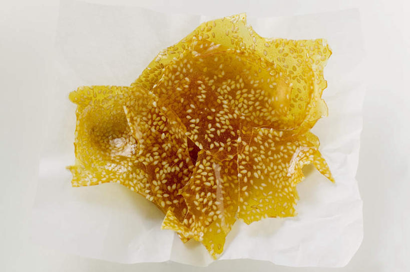 点心,无人,横图,俯视,室内,特写,白天,白色背景,餐桌,桌子,阴影,反射,包装,包装纸,影子,纸,芝麻,食品,甜点,甜品,纸张,食物,糕点,黄色,甜食,摄影,蜜饯,影棚,餐台,包装材料,牛皮纸,脂麻,胡麻,白麻,巨胜子,油麻,彩图,高角度拍摄,影棚拍摄,拍摄