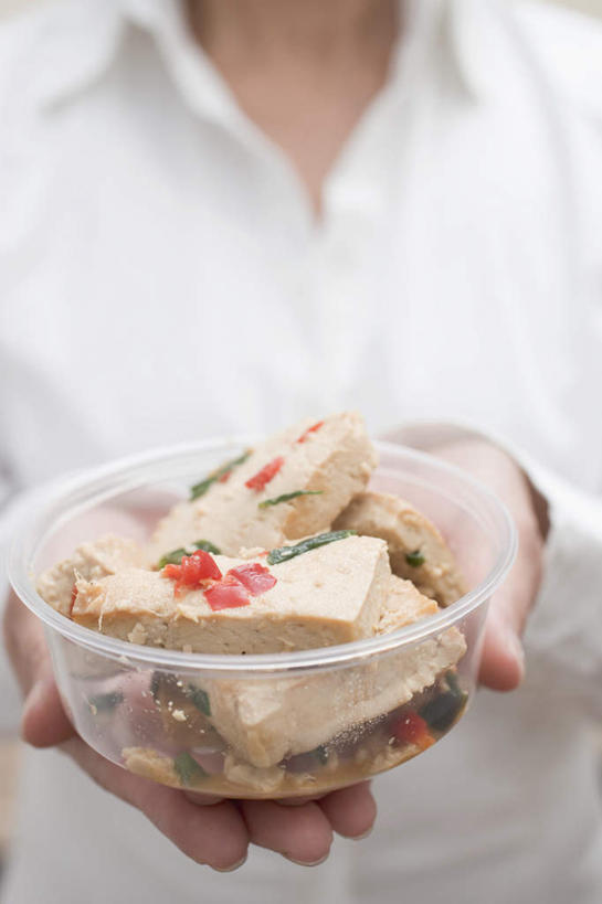 点心,豆腐,西方人,手,一个人,站,捧,竖图,俯视,室内,特写,白天,欧洲,欧洲人,双手,仅一个年轻女性,仅一个女性,仅一个人,阴影,服装,朦胧,模糊,反射,影子,塑料,料理,食品,休闲装,小吃,美食,食物,一个,衣服,白色,容器,塑料制品,碗,站着,休闲,手部,休闲服,中式,服饰,单个,储藏,豆制品,储存,豆腐花,豆腐脑,豆花,年轻女性,女人,女性,白种人,端,端着,捧着,手捧,站立,半身,彩图,高角度拍摄,贮存