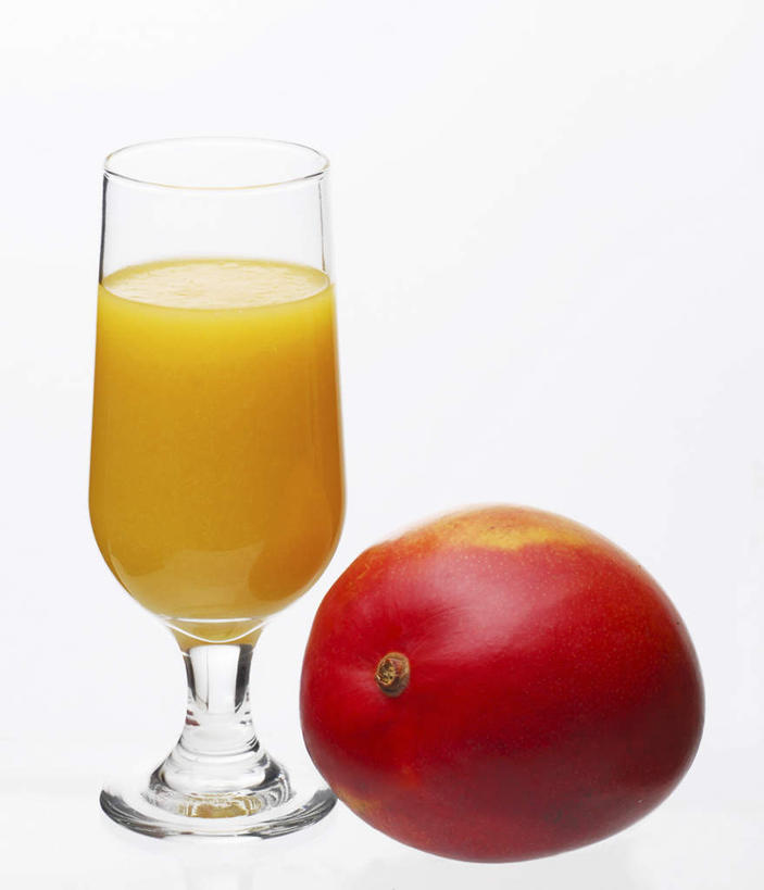 果汁,无人,竖图,俯视,室内,特写,白天,白色背景,桌面,桌子,芒果,杯子,水果,阴影,新鲜,反射,木制,影子,生食,食品,果实,饮品,芒果汁,玻璃制品,食物,饮料,一个,木制品,水杯,摄影,有机食品,绿色食品,影棚,单个,可口,适口,玻璃杯,望果,蜜望,檬果,闷果,漭果,杧果,庵波罗果,彩图,高角度拍摄,影棚拍摄,拍摄