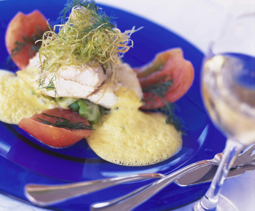 点心,红酒,葡萄酒,无人,横图,俯视,室内,特写,白天,桌面,桌子,蔬菜,西红柿,杯子,餐具,阴影,朦胧,模糊,新鲜,反射,木制,碟子,高脚杯,盘,影子,食品,甜点,甜品,红酒杯,白葡萄酒,酒类,慕斯蛋糕,玻璃制品,酒,食物,饮料,一个,盘子,酒杯,木制品,碟,甜食,零食,有机食品,绿色食品,单个,慕斯,葡萄酒杯,玻璃杯,番茄,彩图,高角度拍摄