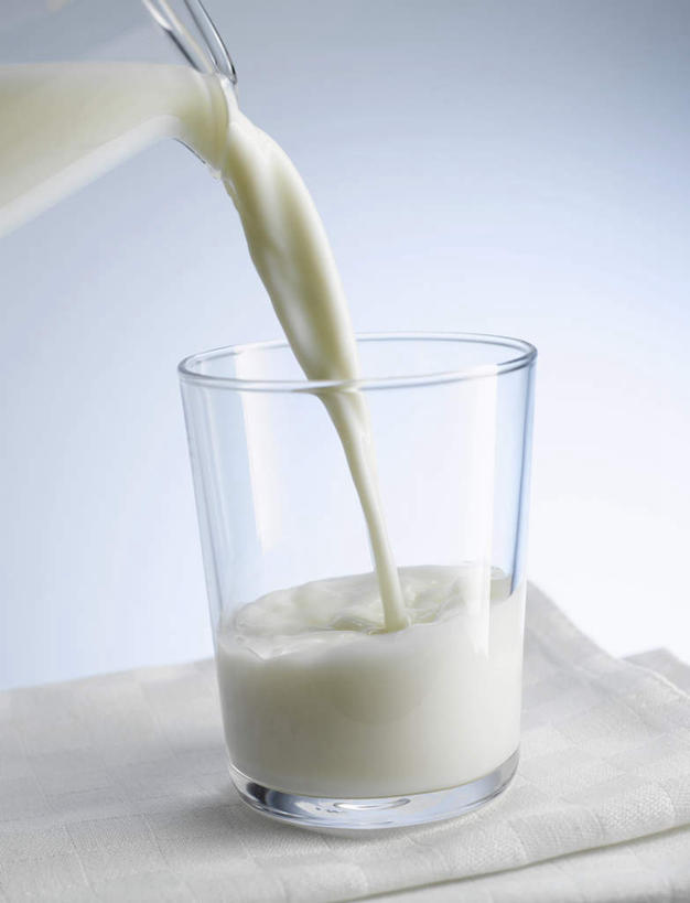 牛奶,无人,竖图,室内,特写,白天,白色背景,正面,杯子,阴影,朦胧,模糊,反射,纺织物,壶,影子,浴巾,饮品,营养,玻璃制品,水壶,饮料,茶壶,容器,水杯,毛巾,清洁,摄影,影棚,保暖,乳制品,奶,牛乳,透气,防水,安神,储水,耐磨,吸水,玻璃杯,彩图,影棚拍摄,拍摄