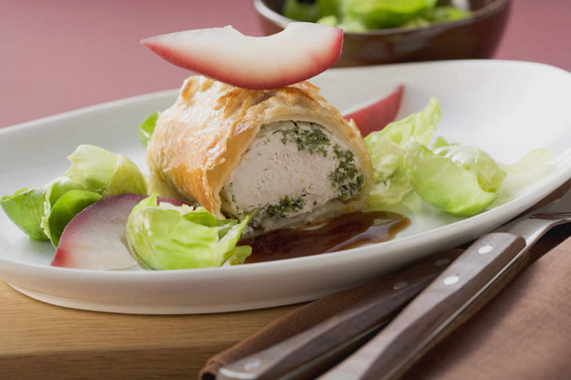 无人,横图,俯视,室内,特写,白天,烹饪,西餐,蔬菜,椰菜,卷心菜,餐具,朦胧,模糊,新鲜,碟子,盘,调料,酱料,酱汁,肉,佐料,料理,美味,食品,火鸡,调味品,调味料,餐盘,酱,菜肴,美食,肉类,食材,食物,盘子,碟,甘蓝,西式,佳肴,有机食品,绿色食品,结球甘蓝,甘兰,包心菜,彩图,高角度拍摄