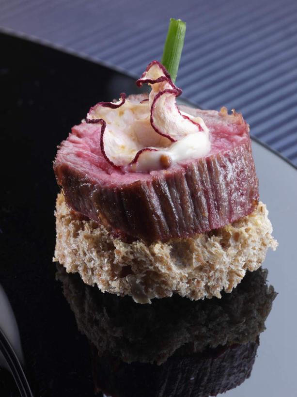 芥末,无人,竖图,俯视,室内,特写,白天,一块,灰色背景,朦胧,模糊,肉,牛肉,肉类,绿色,摄影,影棚,肉食,山葵,芥末酱,泽山葵,溪山葵,芥子末,山嵛菜,芥辣粉,哇沙比,辣根,彩图,高角度拍摄,影棚拍摄,拍摄