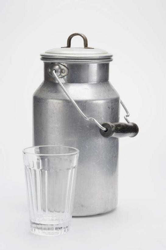 牛奶,无人,竖图,室内,特写,白天,白色背景,正面,杯子,阴影,反射,壶,影子,饮品,营养,玻璃制品,水壶,饮料,一个,茶壶,容器,水杯,摄影,影棚,单个,乳制品,奶,牛乳,安神,玻璃杯,彩图,影棚拍摄,拍摄