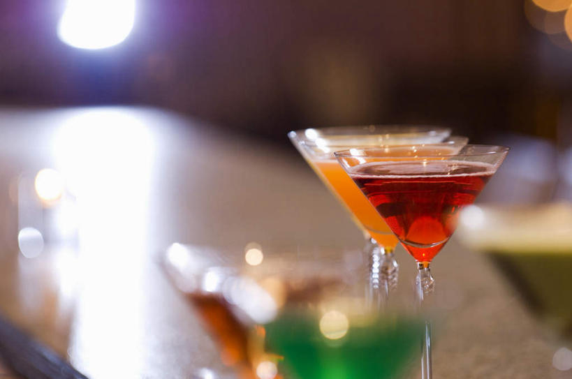 无人,横图,室内,特写,白天,正面,餐桌,桌子,杯子,一排,许多,朦胧,模糊,整齐,高脚杯,红酒杯,酒类,文化,玻璃制品,酒,饮料,排列,酒杯,鸡尾酒,调酒,餐台,创造,葡萄酒杯,队列,想象,马提尼,马提尼酒,玻璃杯,彩图