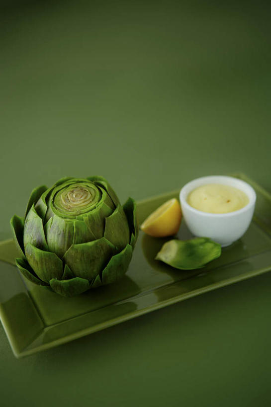 无人,竖图,俯视,室内,特写,白天,桌面,桌子,柠檬,蔬菜,餐具,水果,绿色背景,阴影,新鲜,反射,木制,碟子,盘,影子,陶瓷,朝鲜蓟,调料,酱料,酱汁,佐料,食品,陶瓷制品,调味品,调味料,酱,食物,一个,盘子,木制品,容器,碟,碗,洋蓟,摄影,有机食品,绿色食品,影棚,单个,储藏,储存,益母果,柠果,彩图,高角度拍摄,影棚拍摄,拍摄,贮存,菜蓟,法国百合,球洋蓟,蔬菜之皇,洋百合