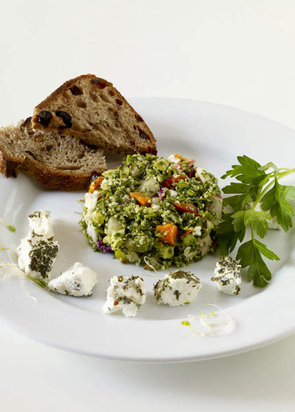 蟹,奶酪,无人,竖图,俯视,室内,特写,白天,白色背景,烹饪,西餐,餐桌,桌子,葡萄,蔬菜,餐具,叶子,许多,阴影,新鲜,反射,螃蟹,碟子,盘,影子,干酪,起司,料理,食品,绿叶,芝士,营养,菜肴,美食,食物,白色,盘子,碟,嫩叶,乳酪,葡萄干,西式,摄影,佳肴,有机食品,绿色食品,影棚,餐台,乳制品,发酵,乌珠木,叶,叶片,山葫芦,蒲桃,草龙珠,彩图,高角度拍摄,影棚拍摄,拍摄