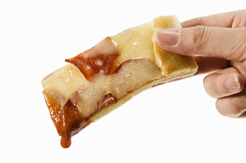西方人,手,一个人,横图,室内,特写,白天,正面,烹饪,西餐,欧洲,欧洲人,仅一个年轻女性,仅一个女性,仅一个人,一块,握,阴影,反射,影子,调料,酱料,酱汁,佐料,料理,食品,披萨,匹萨,调味品,调味料,酱,菜肴,美食,食物,快餐,手部,西式,握着,佳肴,单手,比萨,西式快餐,垃圾食品,意大利薄饼,年轻女性,女人,女性,白种人,半身,彩图
