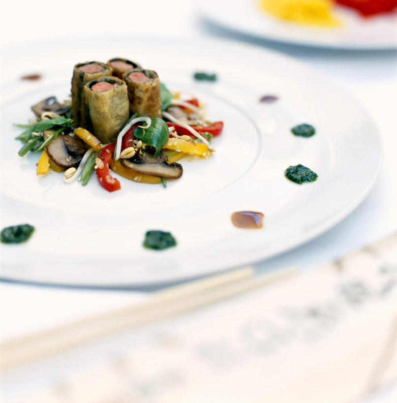 无人,竖图,俯视,室内,特写,白天,烹饪,西餐,餐桌,桌子,辣椒,蔬菜,餐具,阴影,朦胧,模糊,新鲜,反射,布料,碟子,盘,影子,调味,肉,香料,佐料,料理,食品,布纹,菜肴,美食,肉类,桌布,食物,白色,盘子,餐巾,碟,台布,西式,摄影,佳肴,有机食品,绿色食品,影棚,餐台,配料,肉食,彩椒,辣角,红海椒,大椒,辣虎,广椒,作料,甜椒,柿子椒,辣子,海椒,番椒,灯笼椒,彩图,高角度拍摄,影棚拍摄,拍摄