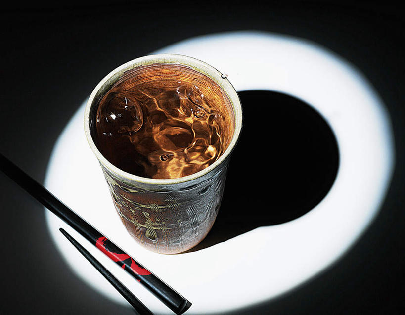 清酒,无人,横图,俯视,室内,特写,白天,餐桌,筷子,桌子,杯子,餐具,一双,阴影,黑色背景,反射,影子,冰,冰块,酒类,一杯,文化,传统,冷冻,玻璃制品,酒,饮料,一个,水杯,寒冷,摄影,影棚,冷藏,单个,餐台,礼节,冰冷,礼仪,保鲜,玻璃杯,进餐用具,彩图,高角度拍摄,影棚拍摄,拍摄
