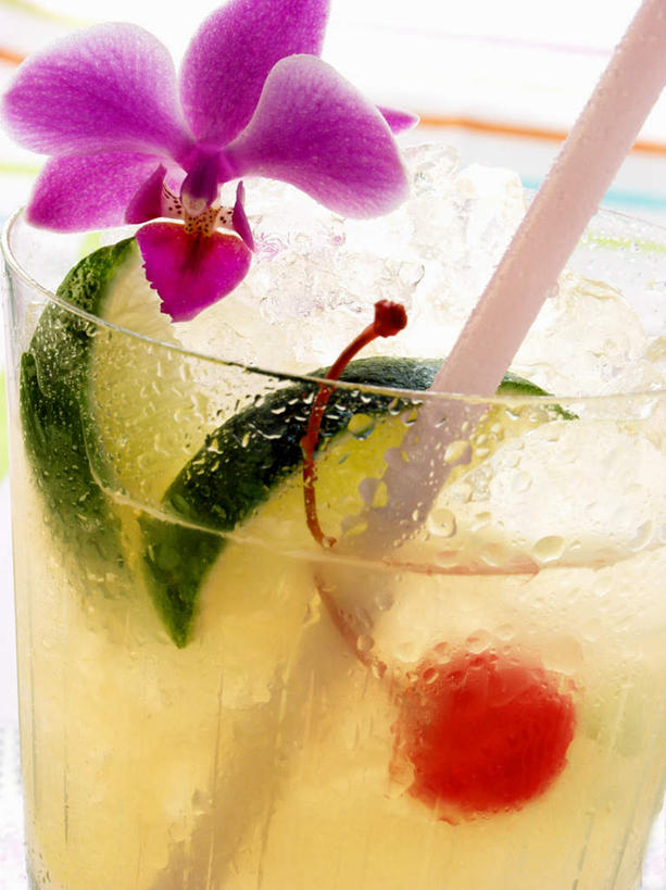 无人,竖图,俯视,室内,特写,白天,白色背景,樱桃,杯子,水果,阴影,朦胧,模糊,新鲜,盛开,反射,影子,冰,生食,冰块,食品,果实,石斛,酒类,一杯,花蕾,文化,冷冻,玻璃制品,酒,花,花瓣,花朵,鲜花,食物,饮料,紫色,水杯,鸡尾酒,花苞,花蕊,寒冷,调酒,摄影,有机食品,绿色食品,影棚,冷藏,冰冷,创造,想象,石斛兰,酸橙,金钗石斛,保鲜,代代,盖比丽娜鸡尾酒,玻璃杯,樱珠,莺桃,英桃,楔桃,牛桃,荆桃,橙子,橙,彩图,高角度拍摄,影棚拍摄,拍摄