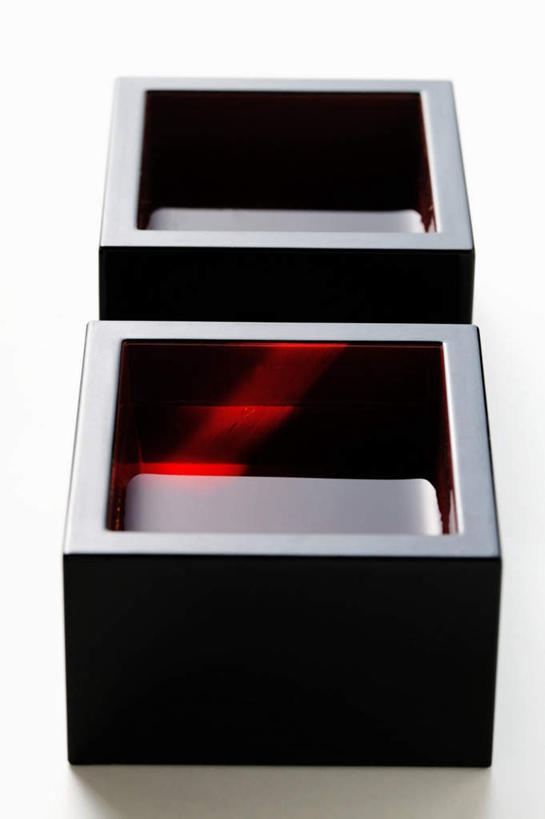 清酒,无人,竖图,俯视,室内,特写,白天,白色背景,餐桌,桌子,阴影,反射,木制,影子,酒类,两碗,酒,饮料,两个,黑色,木制品,容器,碗,摄影,影棚,餐台,储藏,储存,彩图,高角度拍摄,影棚拍摄,拍摄,贮存