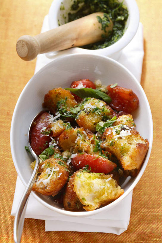 点心,面包,无人,竖图,俯视,室内,特写,白天,植物,餐桌,桌面,桌子,蔬菜,一堆,许多,阴影,堆叠,堆积,新鲜,反射,影子,勺子,调料,酱料,酱汁,生食,蔬菜沙拉,香料,佐料,沙拉,食品,面点,草药,调味品,调味料,色拉,酱,沙律,中药,食物,糕点,调羹,汤匙,香草,器皿,摄影,有机食品,绿色食品,影棚,餐台,色拉酱,堆,罗勒,研磨,臼杵,千岛酱,紫苏,药材,中草药,九层塔,圣约瑟夫草,甜罗勒,研杵,兰香,中药材,本草,研钵,臼,彩图,高角度拍摄,影棚拍摄,拍摄