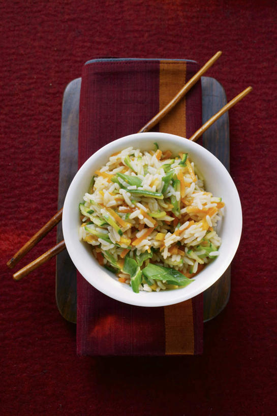 无人,竖图,俯视,室内,特写,白天,烹饪,中餐,餐桌,筷子,桌面,桌子,萝卜,胡萝卜,蔬菜,餐具,托盘,一堆,一双,许多,阴影,堆叠,堆积,新鲜,反射,布料,影子,陶瓷,炒饭,料理,食品,陶瓷制品,布纹,文化,传统,菜肴,美食,桌布,食物,餐巾,容器,台布,碗,中式,摄影,佳肴,有机食品,绿色食品,影棚,餐台,储藏,堆,礼节,储存,礼仪,菜饭,进餐用具,红萝卜,甘荀,彩图,高角度拍摄,影棚拍摄,拍摄,贮存