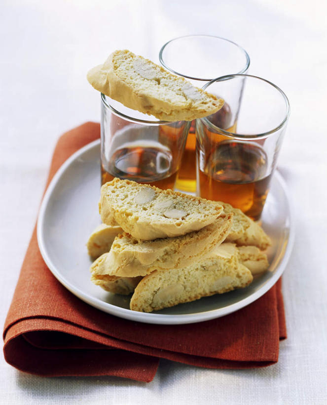 点心,红酒,葡萄酒,无人,竖图,俯视,室内,特写,白天,白色背景,杯子,餐具,阴影,反射,碟子,盘,影子,食品,酒类,曲奇,玻璃制品,酒,食物,饮料,三个,红色,盘子,餐巾,水杯,碟,饼干,零食,红葡萄酒,摄影,影棚,曲奇饼,曲奇饼干,保洁方巾,口布,玻璃杯,彩图,高角度拍摄,影棚拍摄,拍摄