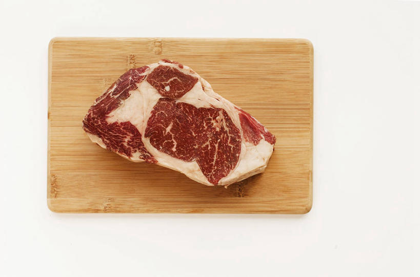 无人,横图,俯视,室内,特写,白天,白色背景,烹饪,西餐,餐桌,桌子,一块,阴影,反射,木制,影子,肉,牛排,牛肉,料理,食品,案板,菜肴,美食,肉类,砧板,食物,木制品,西式,摄影,佳肴,影棚,餐台,肉食,牛肋排,肉眼牛排,彩图,高角度拍摄,影棚拍摄,拍摄