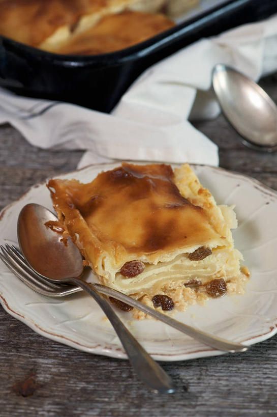 无人,竖图,俯视,室内,特写,白天,烹饪,西餐,桌面,桌子,葡萄,餐具,阴影,反射,叉子,碟子,盘,影子,勺子,大理石,料理,食品,菜肴,美食,食物,盘子,餐巾,调羹,碟,汤匙,葡萄干,西式,佳肴,蛋饼,乳蛋饼,餐叉,大理石制品,乌珠木,保洁方巾,口布,进餐用具,山葫芦,蒲桃,草龙珠,彩图,高角度拍摄