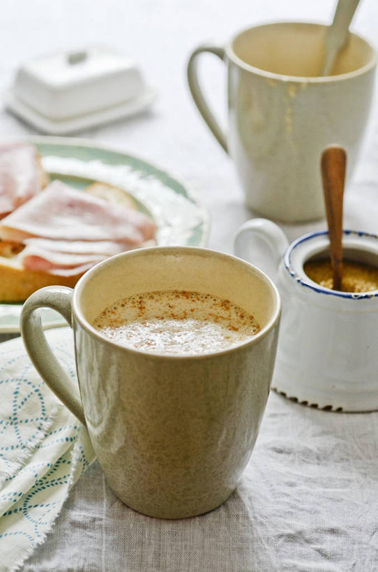 牛奶,无人,竖图,俯视,室内,特写,白天,植物,餐桌,桌子,豆,花生,杯子,餐具,阴影,朦胧,模糊,碟子,壶,盘,影子,陶瓷,豆类,豆子,调料,糖,坚果,陶瓷制品,饮品,调味品,营养,调味料,水壶,饮料,盘子,茶壶,马克杯,容器,水杯,碟,长生果,餐台,乳制品,奶,牛乳,花生仁,豆科,安神,落花生,落生,花生米,花生豆,彩图,高角度拍摄