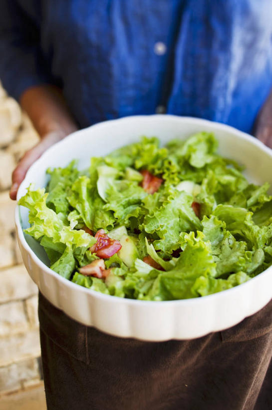 无人,竖图,俯视,室内,特写,白天,桌面,桌子,黄瓜,蔬菜,西红柿,阴影,新鲜,反射,木制,影子,陶瓷,生食,蔬菜沙拉,沙拉,食品,陶瓷制品,色拉,沙律,食物,木制品,容器,碗,有机食品,绿色食品,色拉酱,储藏,储存,千岛酱,洋柿子,青瓜,胡瓜,柑仔蜜,番茄,臭柿,彩图,高角度拍摄,六月柿,贮存,喜报三元