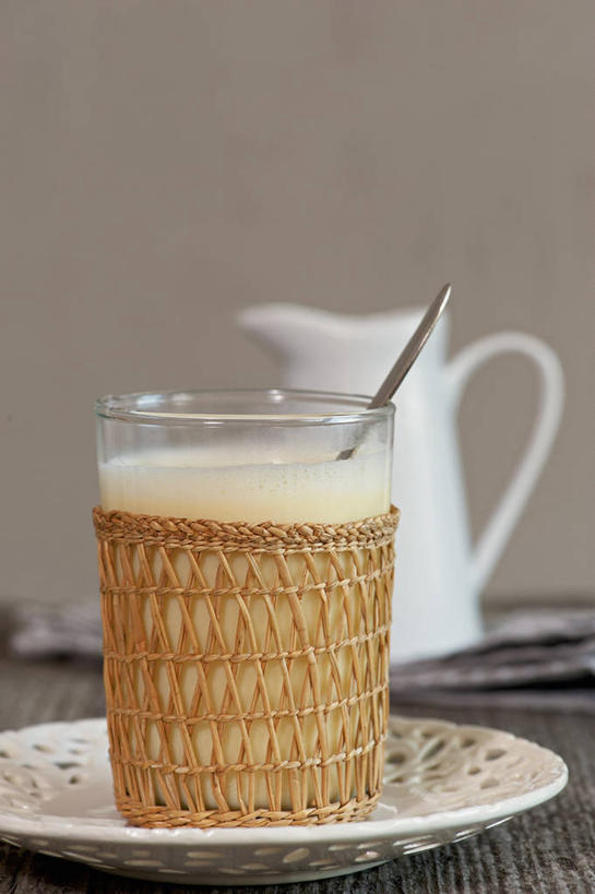 蜂蜜,牛奶,无人,竖图,室内,特写,白天,正面,桌面,桌子,杯子,阴影,朦胧,模糊,反射,木制,壶,影子,蛋,鸡蛋,饮品,营养,玻璃制品,水壶,饮料,茶壶,木制品,容器,水杯,乳制品,奶,牛乳,花蜜,止痛,安神,卵,解毒,冬酿,石蜜,玻璃杯,彩图