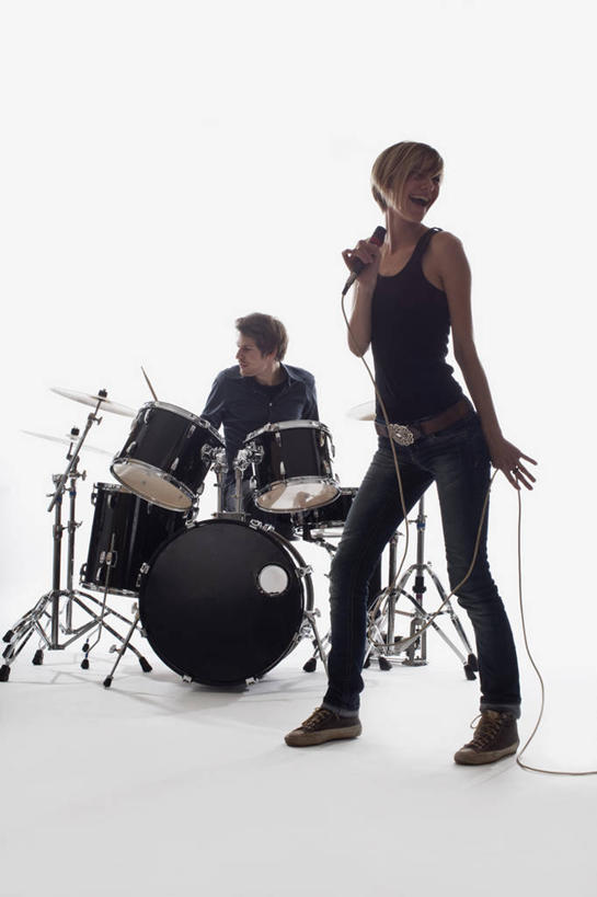 西方人,两个人,伙伴,朋友,站,坐,竖图,室内,白天,白色背景,正面,友谊,合作,团队,欧洲,欧洲人,乐队,表演,握,阴影,服装,裤子,反射,影子,鼓,架子鼓,乐器,音乐,演奏,注视,牛仔裤,休闲装,队伍,衣服,话筒,观察,看,站着,休闲,休闲服,战略,击打,握着,唱歌,摄影,服饰,影棚,观看,打击乐器,察看,演出,麦克风,关注,扩音器,演唱,传声器,歌唱,奏乐,爵士鼓,联合,合谋,微音器,上演,配合,协作,男人,男性,年轻女性,女人,女性,中年男性,白种人,站立,坐着,彩图,全身,影棚拍摄,拍摄