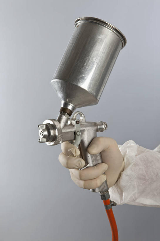 西方人,手,一个人,竖图,室内,特写,白天,正面,工作服,制服,安全,欧洲,欧洲人,仅一个男性,仅一个人,握,阴影,灰色背景,反射,工具,影子,防护,设备,仅一个年轻男性,一个,手套,手部,握着,摄影,影棚,单个,保护,单手,保险,装置,喷涂,喷枪,保全,周全,安稳,安定,防护手套,工作制服,平安,男人,男性,年轻男性,白种人,半身,彩图,影棚拍摄,工作套服,拍摄,喷漆枪,喷绘