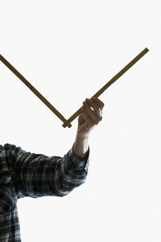 西方人,手,一个人,木匠,站,举,竖图,室内,特写,白天,白色背景,正面,衬衫,欧洲,欧洲人,仅一个男性,仅一个人,仅一个中年男性,握,服装,测量,方格,格子,刻度,休闲装,一个,衣服,尺,托,站着,休闲,手部,休闲服,握着,摄影,服饰,影棚,单个,测量工具,单手,尺子,衡量,绘图,折尺,比例,测绘,量具,量仪,标度,男人,男性,中年男性,白种人,木工,举起,举手,举着,向上举,向上伸,向上托,站立,半身,彩图,影棚拍摄,衬衣,拍摄