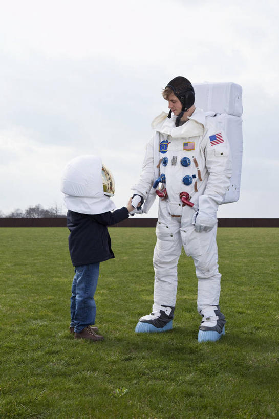 西方人,儿童,两个人,家庭,父亲,儿子,宇航员,竖图,室外,白天,正面,纯洁,安全,帽子,欧洲,欧洲人,宇航服,朦胧,模糊,头盔,防护,靴子,小孩,安全帽,手套,温暖,温馨,父子,一家人,父爱,可爱,童年,童趣,保护,和睦,保险,航天员,童真,烂漫,无邪,保全,周全,安稳,安定,防护手套,太空人,平安,天真,男孩,男人,男性,年轻男性,白种人,孩子,年轻人,彩图,全身,航天服,压力服,宇宙服,融洽,男生