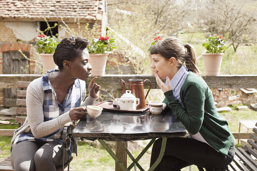 西方人,两个人,伙伴,朋友,栏杆,坐,横图,室外,白天,正面,友谊,植物,餐桌,桌子,杯子,椅子,欧洲,非洲,黑人,欧洲人,服装,朦胧,模糊,瓷器,扶手,壶,盆栽,木椅,咖啡杯,盆景,陶瓷制品,注视,休闲装,护栏,水壶,衣服,绿色,自然,茶壶,容器,观察,看,休闲,休闲服,遮,遮掩,服饰,生长,成长,餐台,观看,察看,掩盖,遮挡,关注,瓷杯,遮盖,掩饰,友情,年轻女性,女人,女性,白种人,非洲人,坐着,半身,彩图