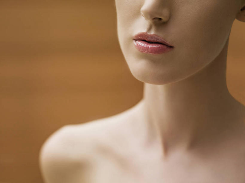 西方人,嘴,脖子,一个人,横图,室内,特写,白天,正面,欧洲,欧洲人,仅一个年轻女性,仅一个女性,仅一个人,阴影,反射,影子,裸露,肩膀,唇膏,化妆品,润唇膏,保养,摄影,影棚,保湿,滋润,化妆用品,裸,养颜,补水,唇棒,年轻女性,女人,女性,白种人,脖,颈,颈部,口,口腔,嘴巴,嘴唇,半身,彩图,影棚拍摄,拍摄