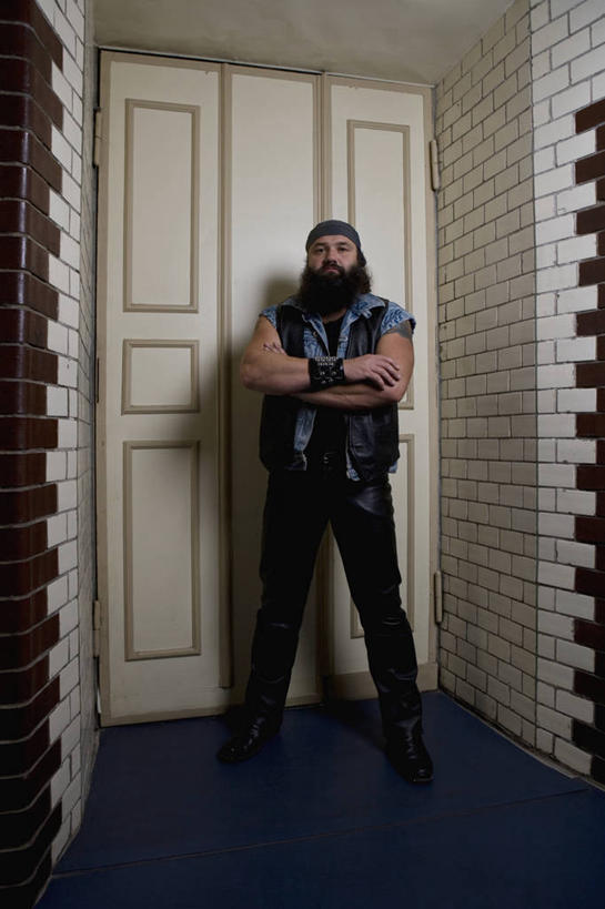 西方人,一个人,警卫,站,双手交叉,竖图,室内,白天,正面,门,欧洲,欧洲人,仅一个男性,仅一个人,仅一个中年男性,阴影,服装,反射,头巾,影子,墙,注视,休闲装,墙壁,墙面,衣服,门框,观察,看,站着,休闲,休闲服,服饰,观看,察看,双手抱胸,关注,保镖,保镳,男人,男性,中年男性,白种人,站立,彩图,全身