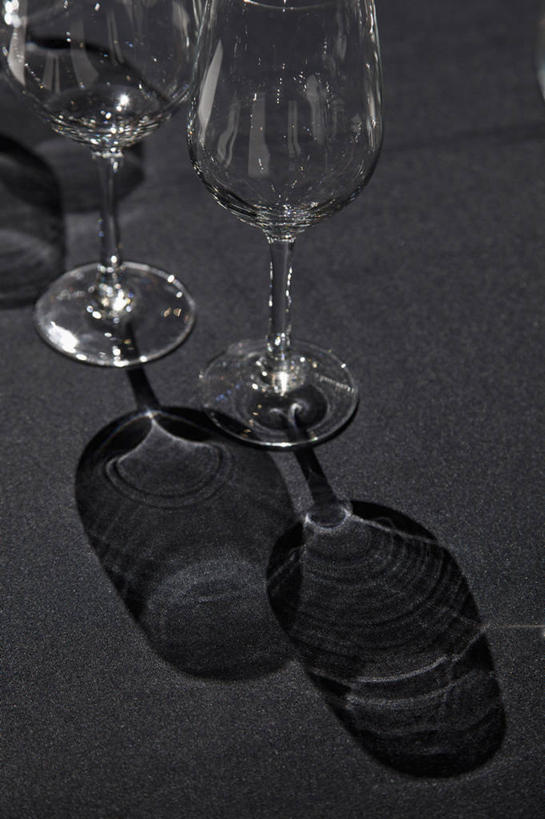 无人,竖图,俯视,室内,特写,白天,餐桌,桌子,静物,杯子,阴影,灰色背景,反射,高脚杯,影子,红酒杯,玻璃制品,两个,酒杯,摄影,影棚,餐台,葡萄酒杯,玻璃杯,彩图,高角度拍摄,影棚拍摄,拍摄