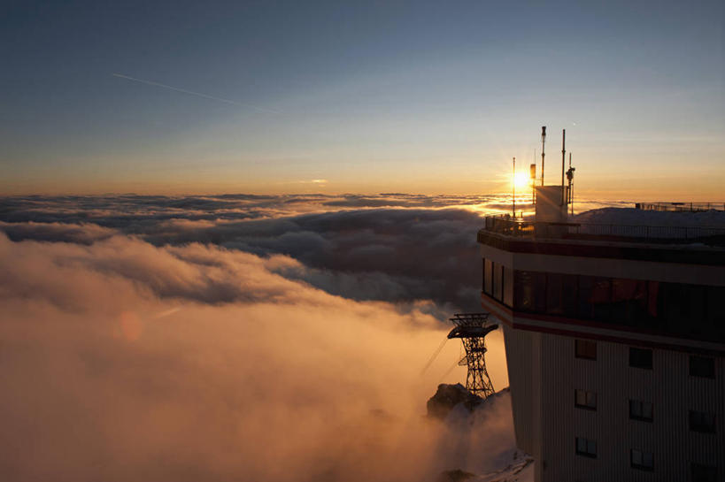 无人,横图,室外,白天,正面,旅游,度假,美景,日落,太阳,德国,欧洲,阴影,朦胧,模糊,电力,光线,钢材,电缆,电线,影子,支架,景观,晚霞,霞光,云,云朵,云海,落日,云层,背光,云彩,娱乐,电塔,白云,阳光,自然,黄昏,享受,休闲,景色,彩霞,放松,能源,支撑,资源,西欧,自然风光,供电设备,逆光,高压电塔,高压输电线,德意志联邦共和国,高压电线塔,高压塔,巴伐利亚,巴伐利亚州,拜恩州,拜恩自由州,夕照,薄暮,自然景观,夕阳,彩图,傍晚,加尔米施.帕滕基兴,斜阳