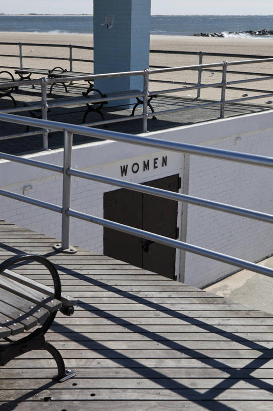 无人,家,栏杆,竖图,俯视,室外,白天,旅游,度假,海浪,海洋,美景,沙滩,城市,纽约,美国,扶手,沙子,房屋,屋子,海岸,景观,浪花,水平线,辽阔,曼哈顿,海平线,沙地,娱乐,护栏,楼房,住宅,蓝色,蓝天,天空,自然,海水,天,享受,休闲,广阔,景色,放松,晴朗,一望无际,北美,北美洲,自然风光,美洲,海景,纽约州,万里无云,帝国之州,帝国州,北亚美利加洲,亚美利加洲,无边无际,一马平川,布鲁克林,科尼岛,康尼岛,布鲁克林区,大海,风浪,海,海水的波动,海滩,近岸浪,涌浪,晴空,晴空万里,彩图,高角度拍摄,房子,水天相接,水天一线,曼哈顿岛