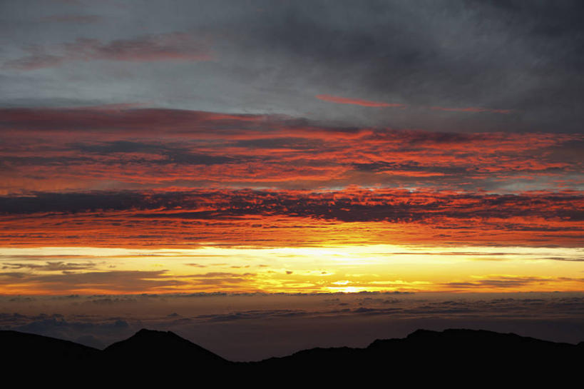 无人,公园,横图,俯视,航拍,室外,白天,旅游,度假,岛屿,美景,日落,山,山脉,夏威夷,美国,阴影,光线,影子,地平线,景观,山峰,晚霞,霞光,云,云朵,落日,辽阔,地面,山峦,背光,云彩,娱乐,白云,阳光,自然,黄昏,群山,享受,休闲,广阔,景色,彩霞,放松,一望无际,北美,北美洲,国家公园,鸟瞰,自然风光,延伸,美洲,逆光,夏威夷州,爱洛哈之州,天地相交,北亚美利加洲,亚美利加洲,无边无际,一马平川,夕照,薄暮,哈雷阿卡拉国家公园,列岛,群岛,诸岛,夕阳,彩图,高角度拍摄,傍晚,毛伊岛,茂伊岛,茂宜岛,山谷之岛,斜阳