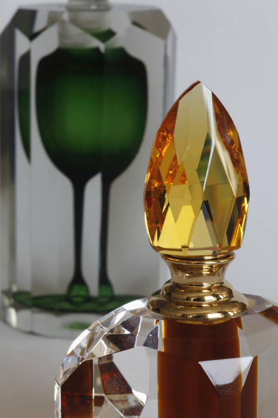 无人,竖图,室内,特写,白天,正面,时尚,静物,阴影,灰色背景,芳香,香气,反射,罐子,影子,玻璃制品,两个,黄色,绿色,玻璃瓶,瓶子,品味,香水,摄影,影棚,优雅,气味,高雅,芬芳,除臭,彩图,影棚拍摄,拍摄