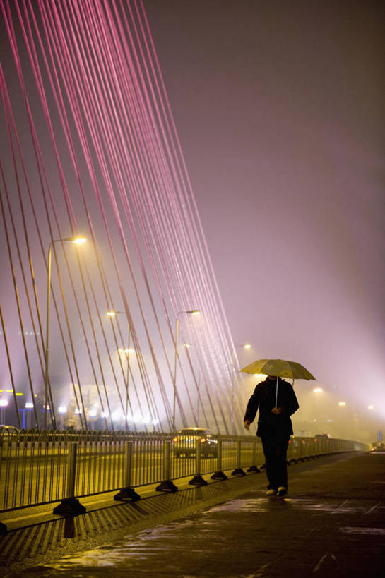 西方人,一个人,竖图,室外,夜晚,正面,暴风雨,暴雨,大暴雨,道路,路