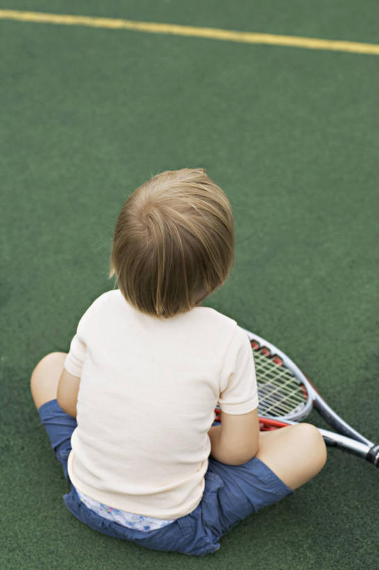 西方人,儿童,一个人,坐,盘腿,竖图,俯视,室外,白天,纯洁,欧洲,欧洲人,仅一个男性,仅一个人,服装,网球拍,球场,网球场,球拍,网球装备,休闲装,运动器械,场地,小孩,衣服,绿色,仅一个小孩,休闲,休闲服,健身器械,可爱,童年,童趣,服饰,健身器材,童真,烂漫,无邪,天真,男孩,男人,男性,白种人,孩子,盘腿而坐,盘膝,盘着腿的,盘着腿坐,双腿交叉,坐着,彩图,高角度拍摄,全身,网球场地,硬地场,运动器材,男生