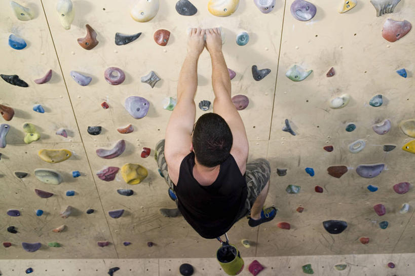 西方人,一个人,拉,攀登,横图,俯视,室内,白天,运动服,锻炼,旅游,度假,探险,安全,运动,攀岩,石头,欧洲,欧洲人,仅一个男性,仅一个人,服装,石子,墙,岩壁,带子,防护,娱乐,极限运动,墙壁,墙面,仅一个年轻男性,衣服,安全带,绳子,享受,休闲,爬,放松,服饰,保护,绳索,衣着,穿着,室外运动,保险,户外运动,安全绳,保全,周全,安稳,安定,衣饰,攀岩墙,冒险,平安,体育,男人,男性,年轻男性,白种人,石块,岩石,登山,攀爬,彩图,高角度拍摄,全身,健身,运动装