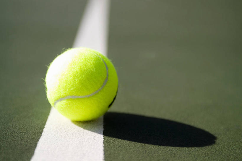 无人,横图,俯视,室外,特写,白天,网球,静物,阴影,光线,影子,球场,网球场,网球装备,运动器械,场地,一个,绿色,阳光,健身器械,单个,健身器材,网球运动,彩图,高角度拍摄,网球场地,硬地场,运动器材