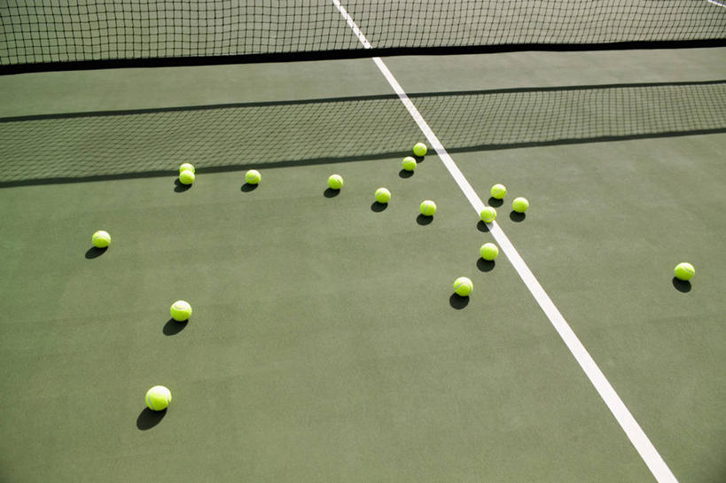 无人,横图,俯视,室外,白天,网球,许多,阴影,光线,影子,球场,网球场,球网,网球装备,很多,凌乱,运动器械,场地,阳光,健身器械,混乱,健身器材,纷乱,缭乱,庞杂,网球球网,网球运动,彩图,高角度拍摄,网球场地,硬地场,运动器材