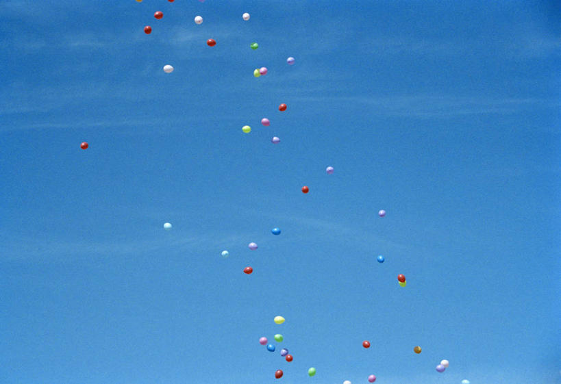 无人,横图,室外,白天,仰视,婚礼,游戏,快乐,玩具,许多,阴影,庆祝,光线,影子,塑料,云,云朵,很多,结婚,玩,云彩,娱乐,蓝色,白云,蓝天,天空,阳光,气球,塑料制品,天,休闲,喜庆,充气玩具,橡胶,益智,晴朗,活动,纪念,上升,发泄,消遣,智力,橡胶制品,宣泄,晴空,玩耍,嬉戏,彩图,低角度拍摄,高兴